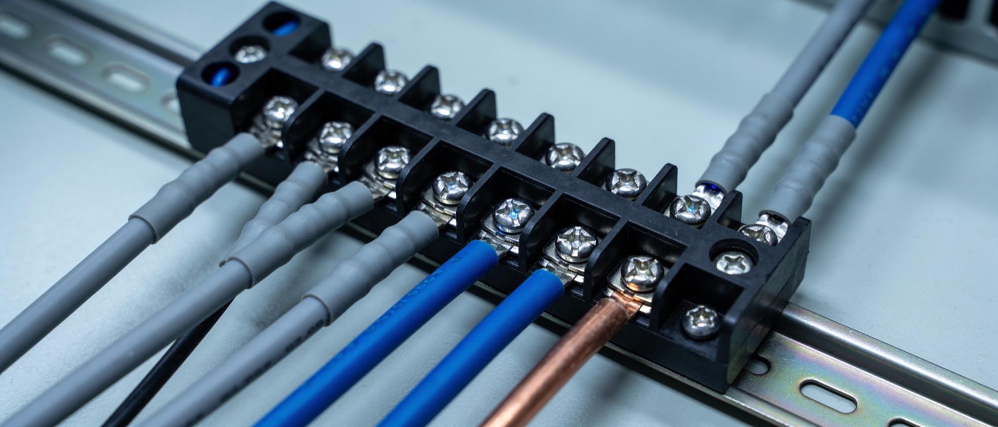 Abstract: a macro of an industrial terminal block, eight conductors crossing a distribution rail